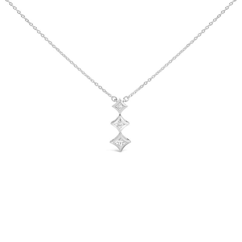 Bids.com 10K White Gold 1/5 Cttw Princess Cut Diamond 3 Stone Drop 18" Pendant Necklace (H-I Color, SI2-I1 Clarity) Necklaces White Smoke White.Gold / 18