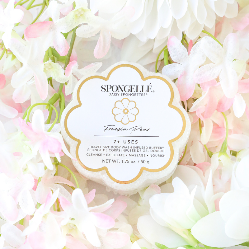 Spongellé Freesia Pear | Daisy Spongette Body Wash Infused Buffer White Smoke