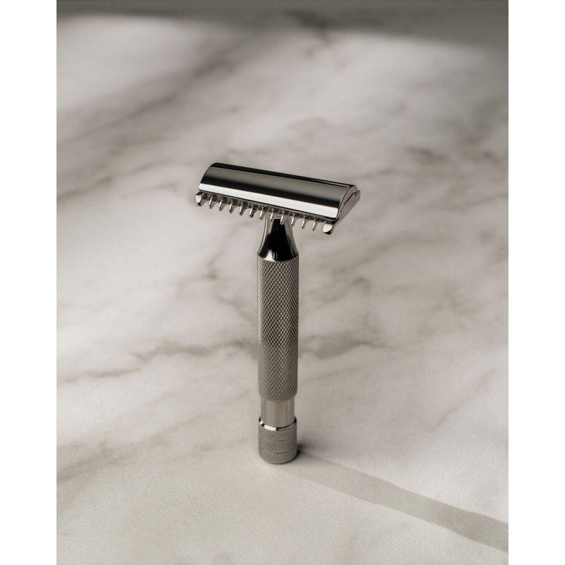 Above the Tie S1 Slant Razor Razor Gray Titanium / Mirror Polish / Open Comb