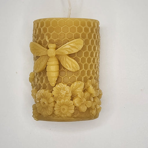 SAVAGE BEE-CHES® Dragonfly on Flowers Beeswax Candle – 3.7 oz Light Gray
