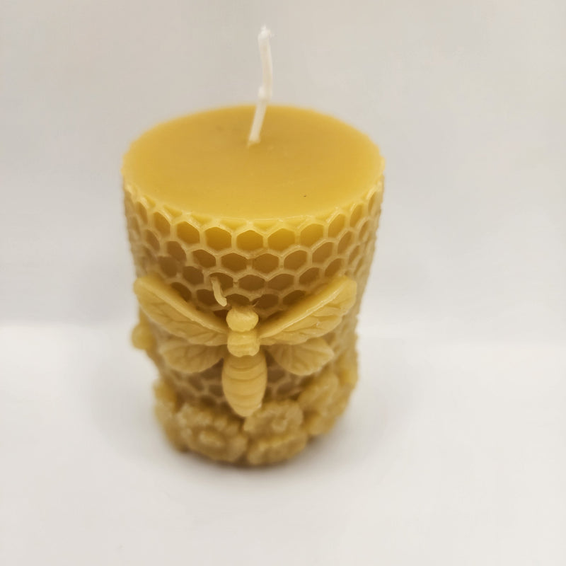 SAVAGE BEE-CHES® Dragonfly on Flowers Beeswax Candle – 3.7 oz Light Gray