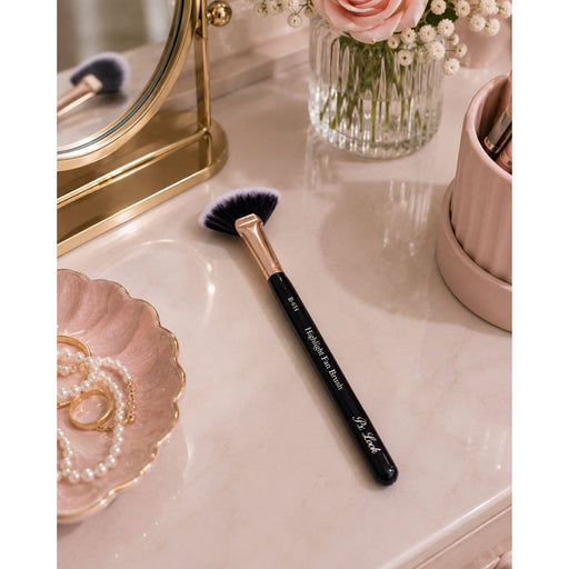 Prolux Cosmetics Highlight Fan Brush Highlight Fan Brush Gray